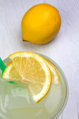 PRIMER PLANO DE LIMÓN EN VASO CON HIELO