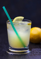 VASO CON ZUMO DE LIMÓN Y HIELO