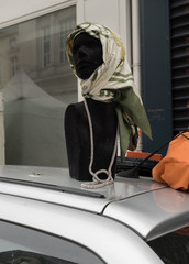 Tête de mannequin noir avec foulard et collier