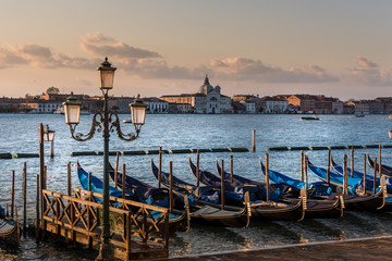 Panorama di Venezia con le gondole