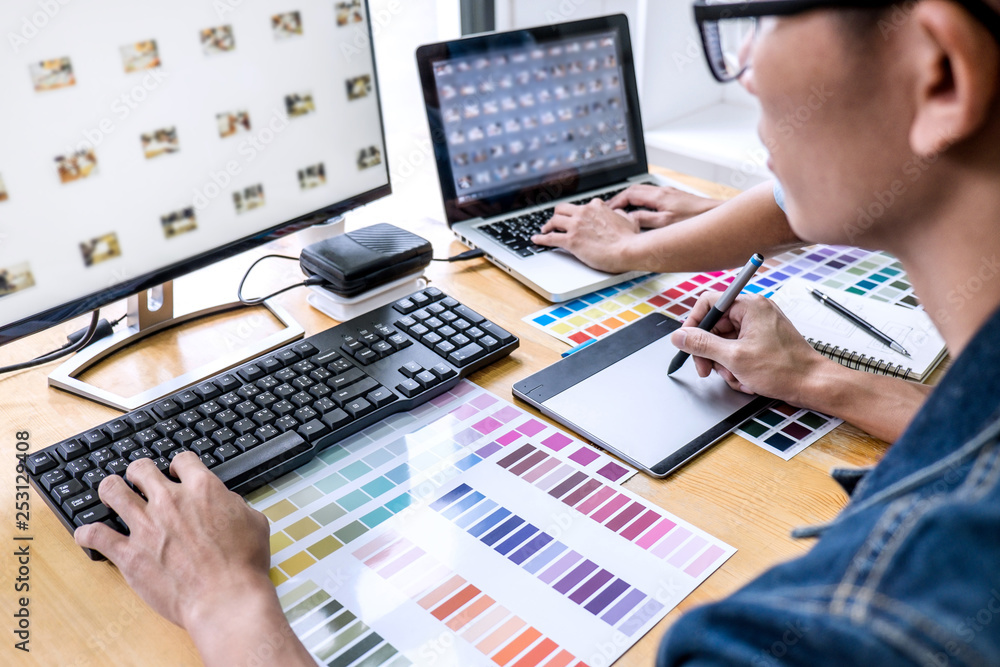 Aufkleber team of young colleagues creative graphic designer working on color selection and drawing on graphic