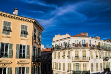Fototapeta na wymiar Wohnhäuser in Nizza, Frankreich