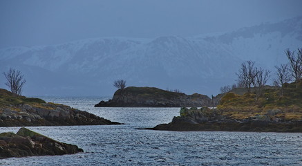 Meer und Berge bei Ringstad, Norwegen