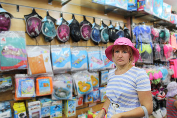 Naklejka premium Fashionable woman in pink hat enjoying shopping. Attractive girl