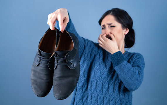 woman smelly shoes