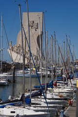 Denkmal der Entdeckungen in Belem, mit Masten von Segelschiffen im Vordergrund, Portugal 