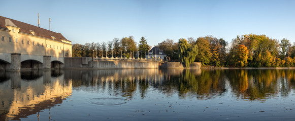 Panorama des Oberföhringer Wehrs im Abendlicht mit Spiegelung, Englischer Garten, München