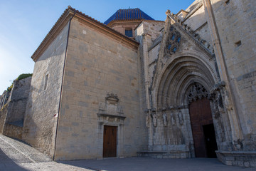 Fototapeta na wymiar Stairs in Morella and the bell tower of the Santa Maria church