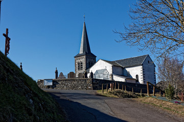 Fototapeta na wymiar Eglise de Saint-Pierre-le-Chastel, Puy de Dôme, Auvergne, France