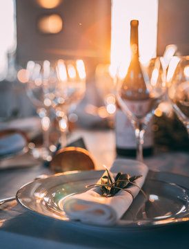 Dressage table chic avec couch&eacute; de soleil en fond