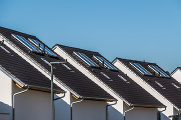 haus,neubau,wohnen,neubaugebiet,eigenheim,bauen,kran,baukran,acker,hausbau,neubauten,rohbau,randlage,ortsrand,mieten,geb&auml;ude,bauarbeiten,siedlung,neuerschliessung,au&szlig;erhalb,felder,landschaft,architekt