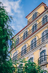 Fototapeta na wymiar Architecture coloré d'un immeuble au Portugal