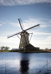 Fototapeta na wymiar Moulins typique hollandais devant une rivière - Kinderdijk
