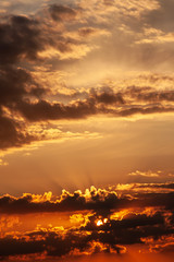 Fototapeta premium schöner Sonnenuntergang in den Wolken