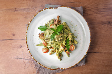 green pasta with chicken, basil and mushrooms