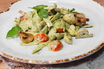 green pasta with chicken, basil and mushrooms