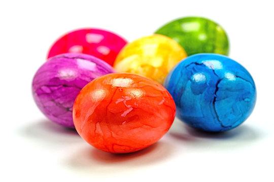 Gef&auml;rbte H&uuml;hnereier zu Ostern vor wei&szlig;em Hintergrund