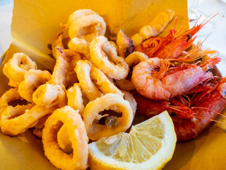 calamari e gamberi fritti croccanti with lemon