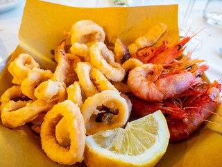 calamari e gamberi fritti croccanti with lemon