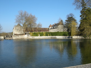 Obraz premium ÉTANG ET CHÂTEAU D'ARGENTEUIL SUR ARMANCON BOURGOGNE FRANCE