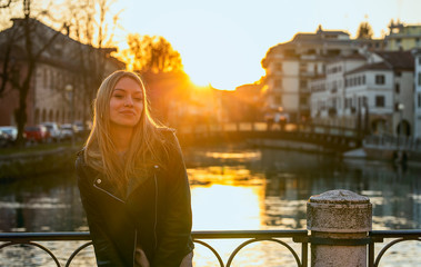 Obraz premium Young stylish woman in the city