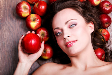 Fototapeta na wymiar Portrait of young beautiful woman with apples