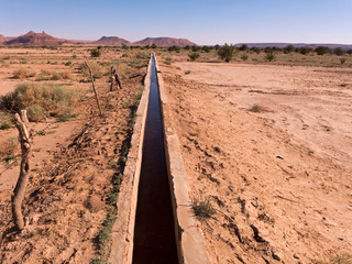 Dieses Wasser in dem Bewässerungsgraben tränkt die Gärten, Anpflanzungen und Dattelpalmen in der...