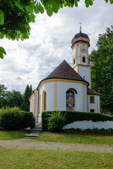 Fototapeta na wymiar Kirche Sankt Peter und Paul in Tutzing