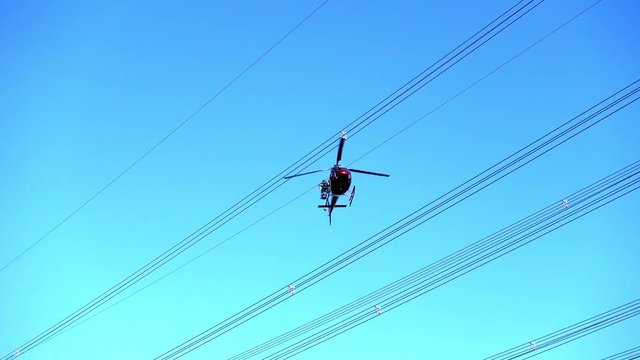 Netzausbau - neue Stromtrassen, Insallationsarbeiten an  neuen Hochspannungsleitungen mit dem Helikopter