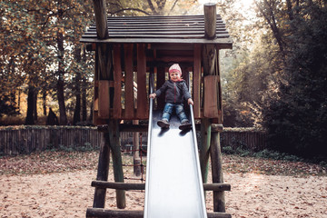 Kind auf einer Rutsche