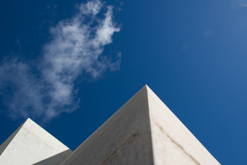 Edificio sobre azul