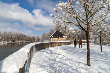 Winterlandschaft am Oberföhringer Wehr mit Figuren, Haus und Baum, München