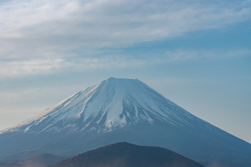 Fototapeta premium Góra Fuji lub Mt. Fuji, światowe dziedzictwo, widok na jezioro Shoji (Shojiko). Region Fuji Five Lake, dystrykt Minamitsuru, prefektura Yamanashi, Japonia. Krajobraz dla celu podróży.