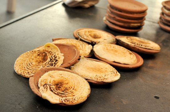 Frische Panigacci in hei&szlig;en Tonschalen