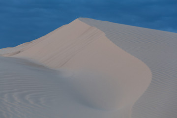 Fototapeta na wymiar Closeup of a ridge on white sand dune in Australia
