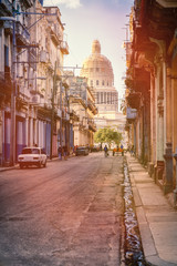 Obraz premium Street scene in Havana with old buildings and the Capitol