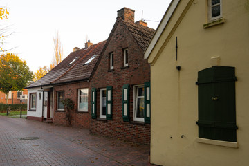 Fototapeta na wymiar Häuser im Dorf, Greetsiel