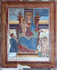 Madonna in trono; affresco sulla facciata della Cappella di San Rocco a Tesero (Trento)