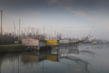 Italia, marzo 2019 - tipici casoni da pesca con particolari reti a bilancia a Comacchio in provincia di Ferrara nella regione Emilia Romagna