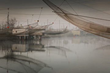 Italia, marzo 2019 - tipici casoni da pesca con particolari reti a bilancia a Comacchio in...