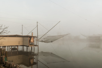 Italia, marzo 2019 - tipici casoni da pesca con particolari reti a bilancia a Comacchio in...