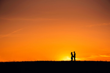 Fototapeta premium silhouette of a couple in love hugging together
