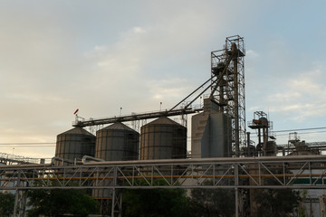 Obraz premium Fábrica al atardecer