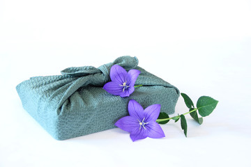 桔梗の花と風呂敷包み