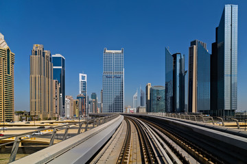 Fototapeta premium Widok na wieżowce metra w Dubaju i wieże Sheikh Zayed Road, Zjednoczone Emiraty Arabskie