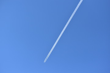 青空と飛行機雲