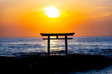 海の中の鳥居