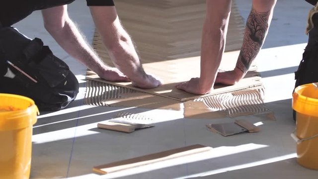       Geb&auml;ude und Architektur > Parkett verlegen in Wohnung bei Renovierung   Parkett verlegen in Wohnung bei Renovierung. Fischgr&auml;t parkett Video 4k