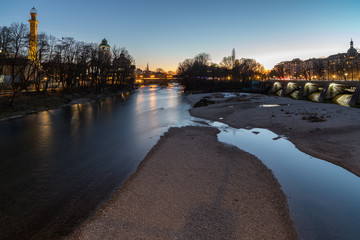Kiesb&auml;nke mit blauem Wasser der Isar mit der Stadt in der Abendd&auml;mmerung, M&uuml;nchen