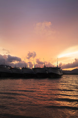 Obraz premium Old fishing boat at sunset